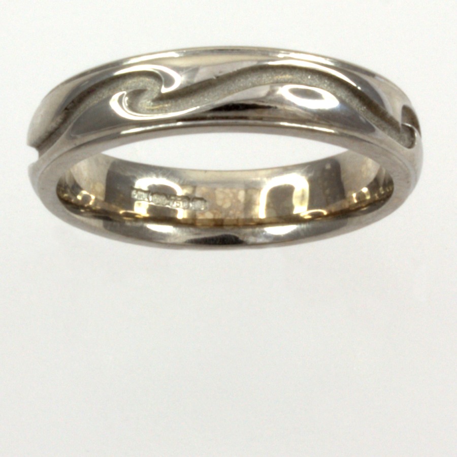 18ct white gold Wedding Ring size I½